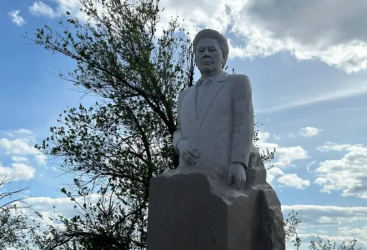 Актюбинский бизнесмен при жизни поставил себе памятник на кладбище