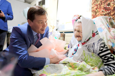 Асхат Шахаров поздравил труженицу тыла со 100-летием