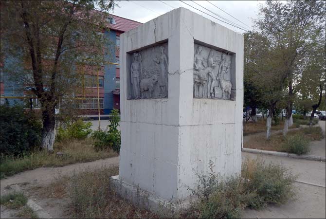 Памятник крестьянину с бараном