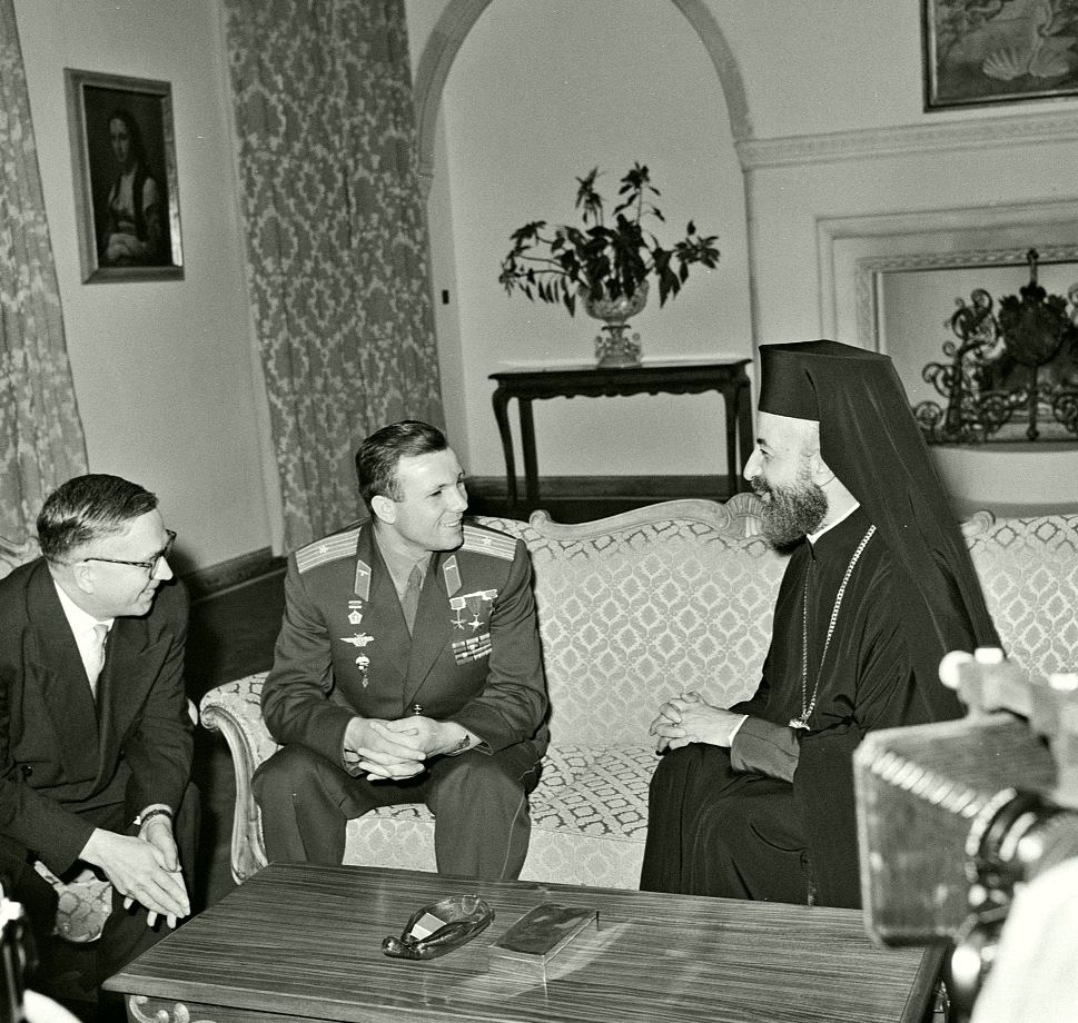 На встрече Гагарина с президентом Кипра присутствовал священник..jpg