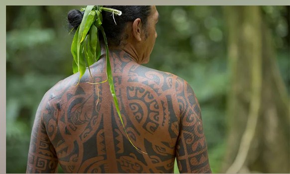 От таитянца требовалось перенести болезный ритуал, даже не поморщившись. Иначе соплеменники сочтут его слабее женщины..jpg