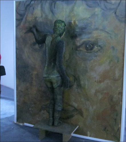 В Актобе начали двигаться статуи и портреты