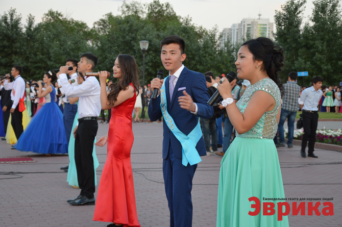 В субботу в парке им. Первого Президента состоялся фестиваль «Жас даурен» и праздник выпускников