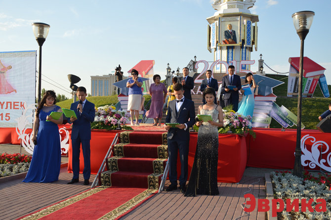 В субботу в парке им. Первого Президента состоялся фестиваль «Жас даурен» и праздник выпускников