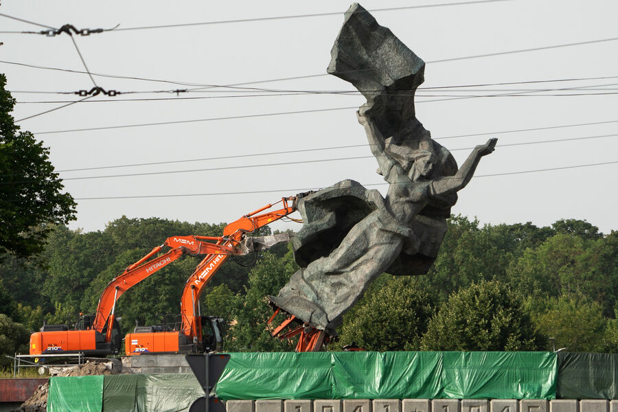 Снос памятника освободителям Риги, 24 августа 2022 года..jpg
