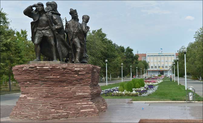 Монумент героям трилогии Абдижамила Нурпеисова «Кровь и пот»