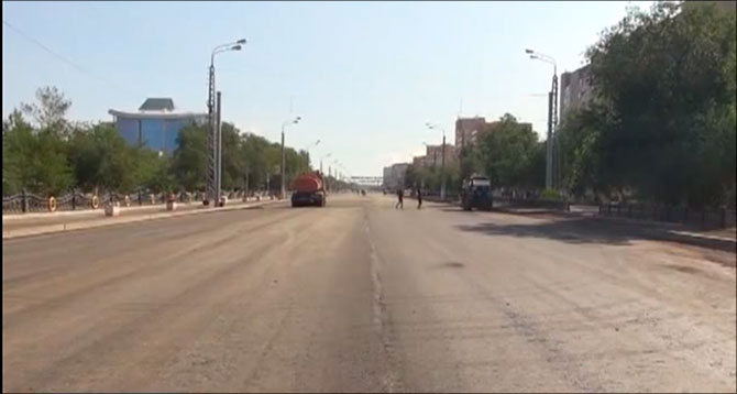 Ремонт дороги по проспекту Молдагуловой в самом разгаре, а возле рынка «Шыгыс» почти завершён