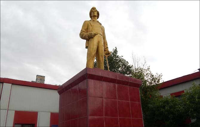 Памятник металлургу