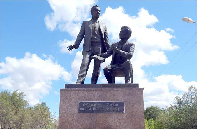Памятник Тахауи Ахтанову и Куандыку Шангытбаеву