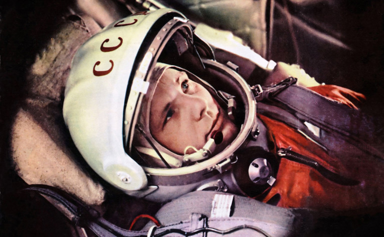 Гагарин в кресле космического корабля..jpg